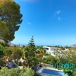Shangrilla Con Piscina Comunitaria 度假居
